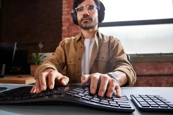 Micro-casque Poly Voyager Surround 80 UC USB-C certifié Poly - visuel 1 - hello RSE - Gestion simplifiée avec Poly Lens