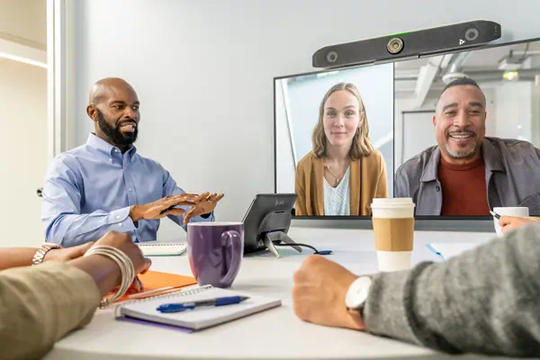 Barre de visioconférence tout-en-un Poly Studio X52 avec HP - visuel 1 - hello RSE - Technologie vidéo intelligente