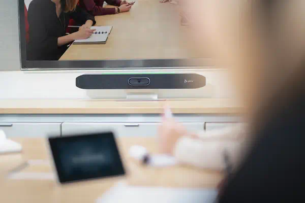Barre de visioconférence tout-en-un Poly Studio X50 avec Poly - visuel 1 - hello RSE - Caméra 4K
