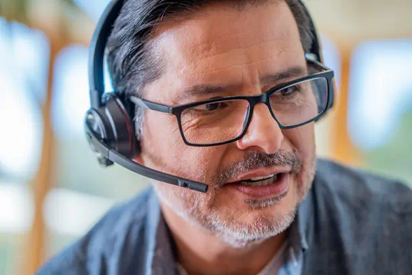 Micro-casque Poly Savi 8220-M Office stéréo DECT 1 Poly - visuel 1 - hello RSE - Assurez la confidentialité de vos conversations