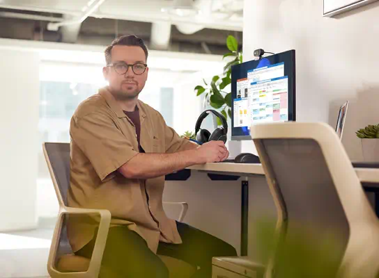 Micro-casque Poly Voyager Surround 85 UC USB-C + adaptateur USB-C/A + base de chargement - HP - Casque Micro - visuel 6