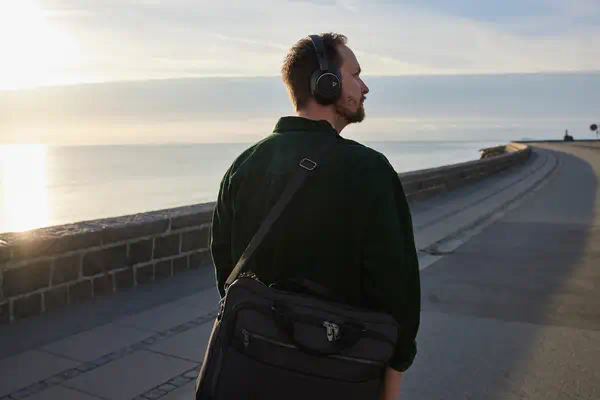 Micro-casque Poly Voyager Surround 85 UC USB-C certifié Poly - visuel 1 - hello RSE - Libérez votre espace et restez toujours opérationnel