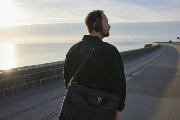 Micro-casque Poly Voyager Surround 85 UC USB-C certifié Poly - visuel 1 - hello RSE - Libérez votre espace et restez toujours opérationnel