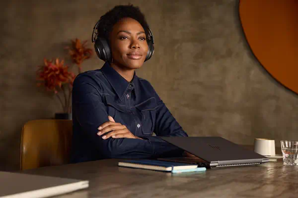 Micro-casque Poly Voyager Surround 85 UC USB-C certifié Microsoft Teams + adaptateur USB-C/A +base d - HP - Casque Micro - visuel 4