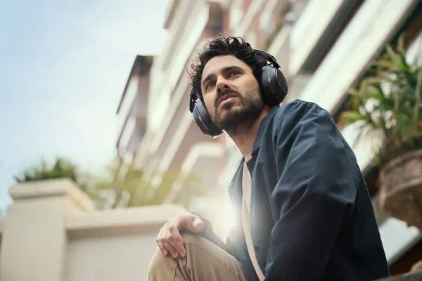 Micro-casque Poly Voyager Surround 85 UC USB-C certifié Microsoft Teams + adaptateur USB-C/A +base d - HP - Casque Micro - visuel 6