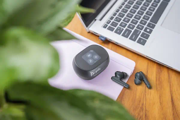 Écouteurs noir charbon Poly Voyager Free 60+ UC + adaptateur USB-C BT700 + étui de charge avec écran - HP - Casque Micro - visuel 6