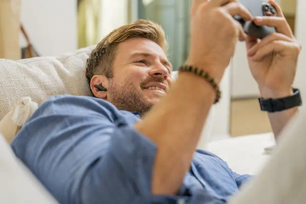 Écouteurs noir charbon Poly Voyager Free 60+ UC + adaptateur USB-C BT700 + étui de charge avec écran - HP - Casque Micro - visuel 7