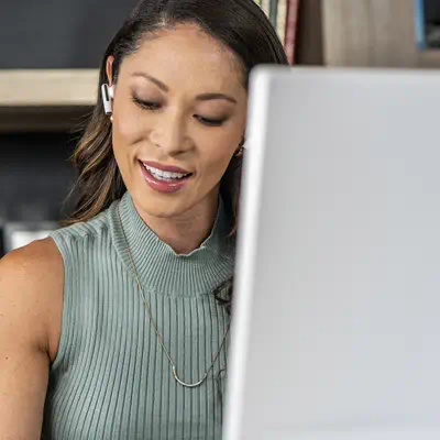 Écouteurs sable blanc Poly Voyager Free 60+ UC + adaptateur USB-C BT700 + étui de charge avec écran  - HP - Casque Micro - visuel 3