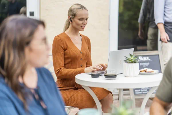 Écouteurs sable blanc Poly Voyager Free 60+ UC + adaptateur USB-C BT700 + étui de charge avec écran  - HP - Casque Micro - visuel 8