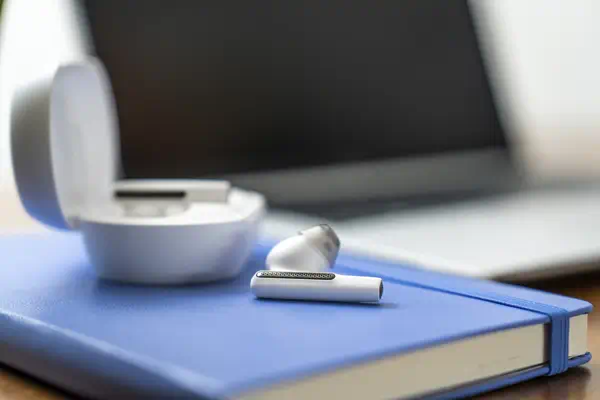 Écouteurs sable blanc Poly Voyager Free 60+ UC + adaptateur USB-C BT700 + étui de charge avec écran  - HP - Casque Micro - visuel 7