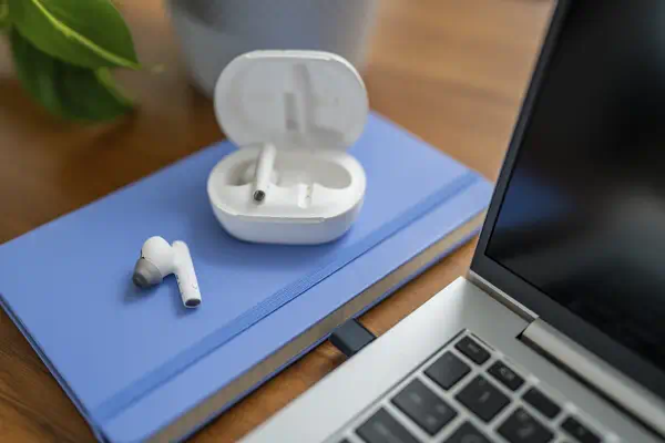 Écouteurs sable blanc Poly Voyager Free 60+ UC + adaptateur USB-C BT700 + étui de charge avec écran  - HP - Casque Micro - visuel 4