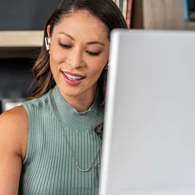 Écouteurs sable blanc Poly Voyager Free 60 + Poly - visuel 1 - hello RSE - Connectivité simplifiée aux appareils Bluetooth
