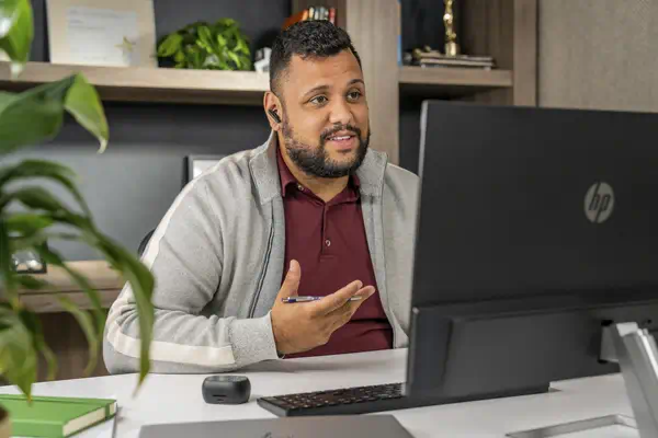 Écouteurs noir charbon Poly Voyager Free 60+ UC M + adaptateur USB-C BT700 + étui de charge avec écr - HP - Casque Micro - visuel 6