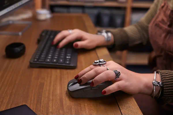 Écouteurs noir charbon Poly Voyager Free 60 UC Poly - visuel 1 - hello RSE - Connectivité simplifiée aux appareils Bluetooth
