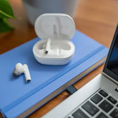 Écouteurs sable blanc Poly Voyager Free 60 UC Poly - visuel 1 - hello RSE - Connectivité simplifiée aux appareils Bluetooth