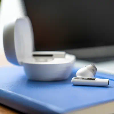 Écouteurs sable blanc Poly Voyager Free 60 UC Poly - visuel 1 - hello RSE - Connectivité simplifiée aux appareils Bluetooth