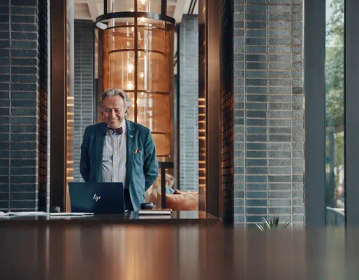 Écouteurs noir charbon Poly Voyager Free 60 UC M + adaptateur USB-A BT700 + étui de charge de base - HP - Casque Micro - visuel 8