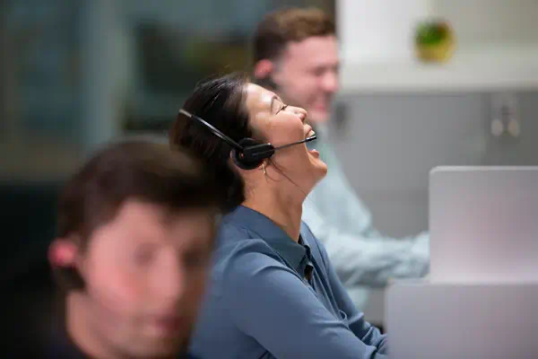 Micro-casque Poly Voyager 4245-M Office + câble USB-A Poly - visuel 1 - hello RSE - Liberté de déplacement et de collaboration, légèreté assurée pour toute la journée