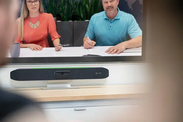 Barre de visioconférence tout-en-un Poly Studio X50 Poly - visuel 1 - hello RSE - Microphone à faisceau adaptatif