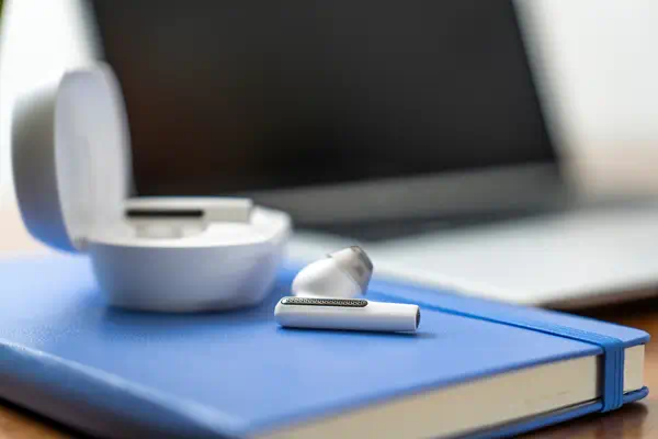 Écouteur blanc Poly Voyager Free 60/60+ certifié Microsoft Poly - visuel 1 - hello RSE - Discret et ultraléger