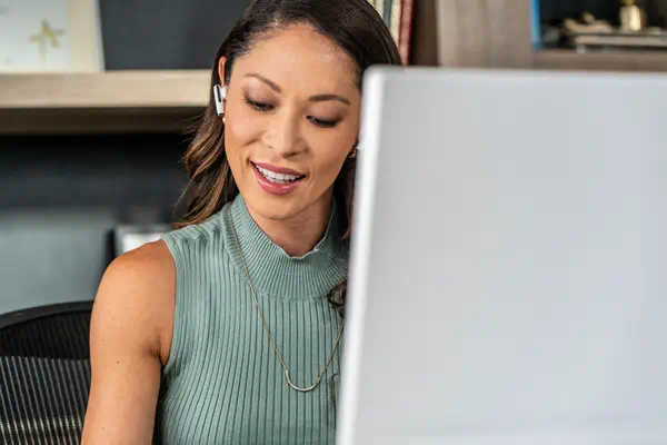 Écouteur blanc Poly Voyager Free 60/60+ certifié Microsoft Poly - visuel 1 - hello RSE - Réduction du bruit avancée