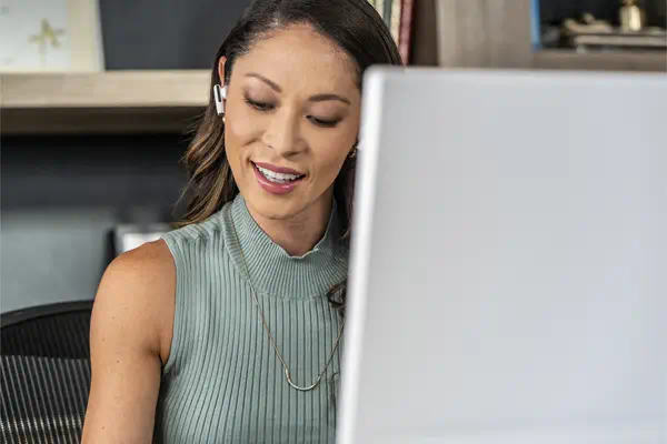 Écouteur blanc Poly Voyager Free 60/60+ certifié Microsoft Poly - visuel 1 - hello RSE - Discret et ultraléger