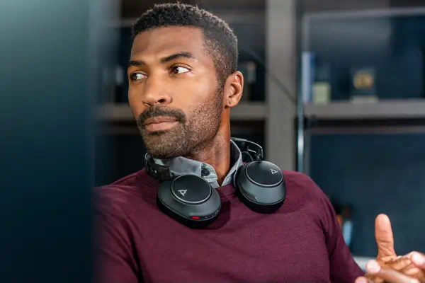 Micro-casque Poly Voyager Surround 80 UC USB-C + Poly - visuel 1 - hello RSE - Commandes tactiles