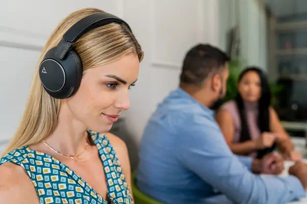 Micro-casque Poly Voyager Surround 80 UC USB-C + Poly - visuel 1 - hello RSE - Plus grande autonomie en mode conversation