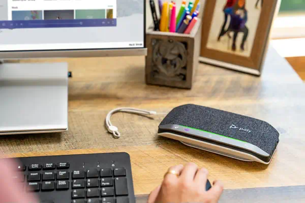 Haut-parleur Poly Sync 20+ USB-C Certifié Microsoft Teams Poly - visuel 1 - hello RSE - Ensemble de trois microphones