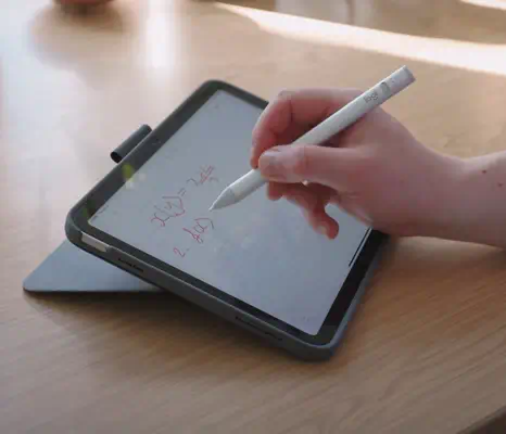Logitech 914-000074 stylet 20 g Argent Logitech - visuel 1 - hello RSE - ALIMENTÉ PAR LA TECHNOLOGIE APPLE PENCIL