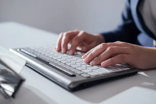 BakkerElkhuizen S-board 840 clavier Bureau USB AZERTY Français BakkerElkhuizen - visuel 1 - hello RSE - Pas de reflets et un design agréable.