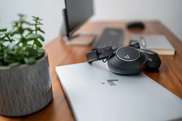 Micro-casque Poly Voyager Surround 80 UC USB-C + adaptateur USB-C/A - HP - Casque Micro - visuel 6