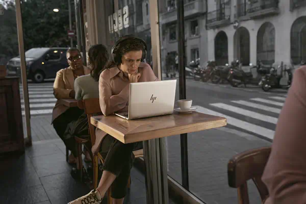 HP EliteBook G11 AMD Ryzen™ 5 8540U Ordinateur HP - visuel 1 - hello RSE - Un réseau local sans fil rapide et efficace