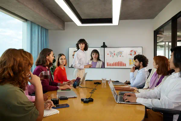 Caméra intelligente Poly Studio E60 4K MPTZ avec Poly - visuel 1 - hello RSE - Chaque intervenant est au cœur du sujet