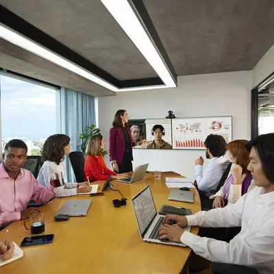 Caméra intelligente Poly Studio E60 4K MPTZ avec Poly - visuel 1 - hello RSE - Focus sur l'intervenant pour une participation nette