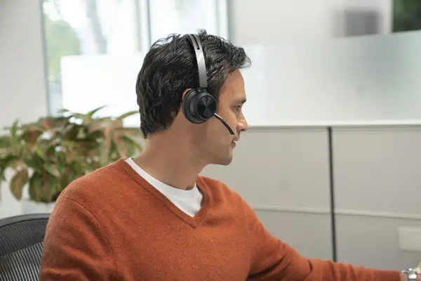 Micro-casque Poly Voyager Focus 2 USB-C-C + adaptateur Poly - visuel 1 - hello RSE - Utilis. aisée