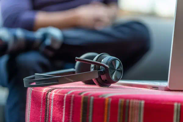 Micro-casque Poly Voyager Focus 2 USB-C-C certifié Microsoft Poly - visuel 1 - hello RSE - Capteurs intelligents