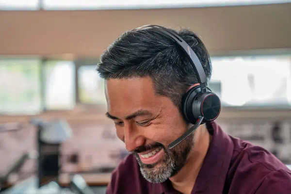 Micro-casque Poly Voyager Focus 2 USB-C-C + adaptateur USB-C/A + base de chargement - Casque Micro - visuel 8