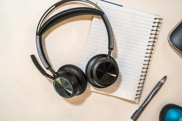 Micro-casque Poly Voyager Focus 2 USB-C-C + adaptateur USB-C/A + base de chargement - HP - Casque Micro - visuel 6