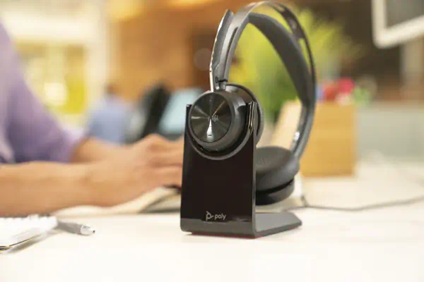 Micro-casque Poly Voyager Focus 2 USB-C-C certifié Microsoft Poly - visuel 1 - hello RSE - Options de connectivité