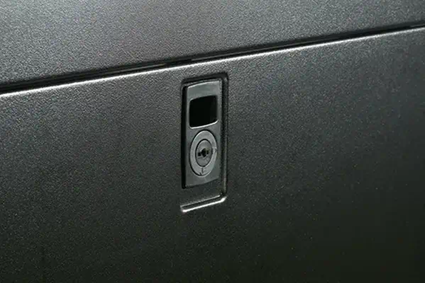 APC NetShelter SX 48U Noir APC - visuel 1 - hello RSE - Outils de réglage de l'enceinte et visserie fournis