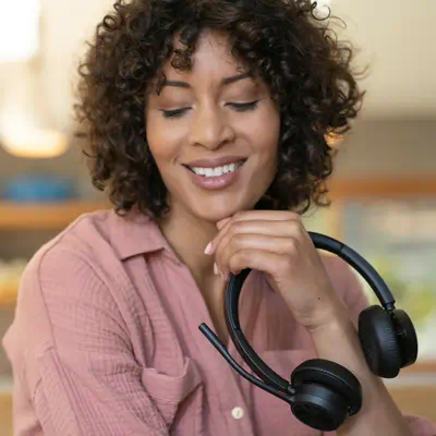 Micro-casque Poly Voyager 4320-M + câble USB-A vers Poly - visuel 1 - hello RSE - Éloignez-vous de votre bureau