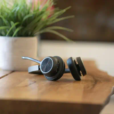 Micro-casque Poly Voyager 4320-M + câble USB-A vers Poly - visuel 1 - hello RSE - Indicateur lumineux pour appel en cours