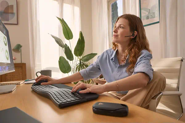 Micro-casque Poly Voyager Legend 50 UC Poly - visuel 1 - hello RSE - Charge sans fil. Plus grande autonomie en mode conversation