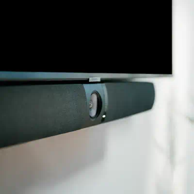 Appareil de visioconférence Owl Bar – Barre de visioconférence 4K avec focalisation sur l'intervenan - Owl Labs - Visioconférence - visuel 5