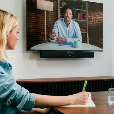 Appareil de visioconférence Owl Bar – Barre de visioconférence 4K avec focalisation sur l'intervenan - Owl Labs - Visioconférence - visuel 6