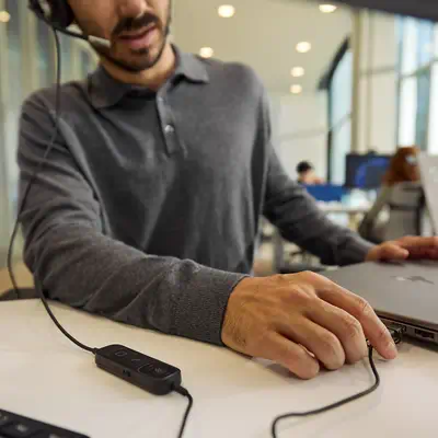 Micro-casque filaire USB monaural HP Poly Mission 615 avis - Témoin lumineux d'occupation intégré à l'oreillette
