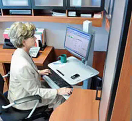 WorkFit C-Mod, Single Display Sit-Stand Workstation Ergotron - visuel 1 - hello RSE - Facilité de mouvement
