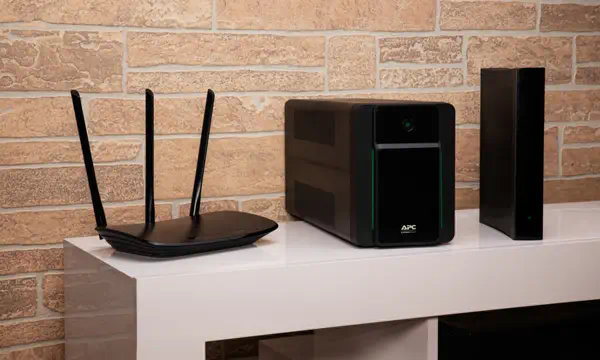 APC BX1600MI-GR alimentation d'énergie non interruptible Interactivité de ligne 1,6 kVA 900 W 4 sort - Onduleur - visuel 3
