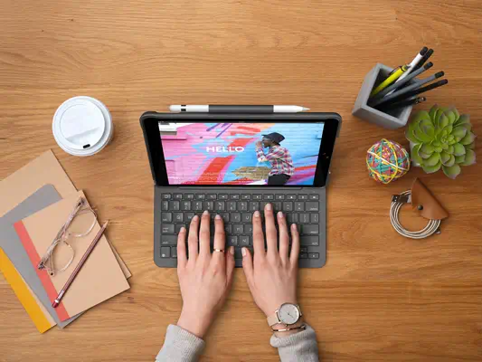 Logitech Slim Folio Logitech - visuel 1 - hello RSE - RANGÉE COMPLÈTE DE TOUCHES DE RACCOURCIS iPadOS